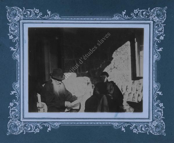Fiche détaillée de la photo : "L.N. Tolstoï et M.L. Obolenski à Yalta chez M.L. et N.L. Obolenski" dans l'album : Vie-familiale