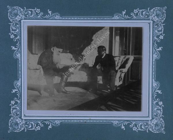 Fiche détaillée de la photo : "L.N. Tolstoï et N.L. Obolenski à Yalta dans l’appartement des Obolenski" dans l'album : Vie-familiale