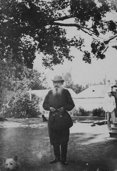 Fiche détaillée de la photo : L.N. Tolstoï dans la cour dans l'album : Vie-familiale