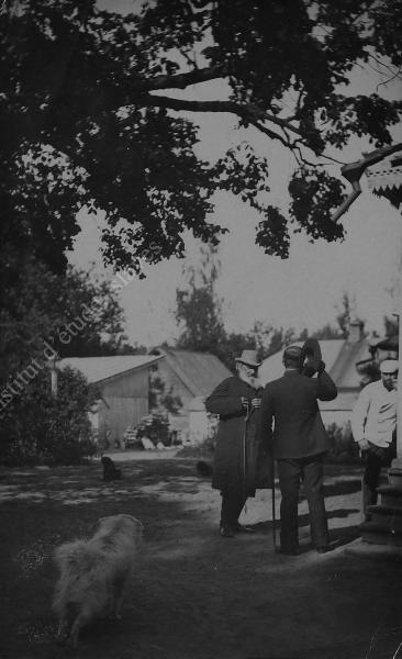 Fiche détaillée de la photo : L.N. Tolstoï dans la cour dans l'album : Vie-familiale