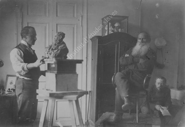 Fiche détaillée de la photo : L.N. Tolstoï pose pour le sculpteur P.P. Troubetskoï dans l'album : Vie-amicale