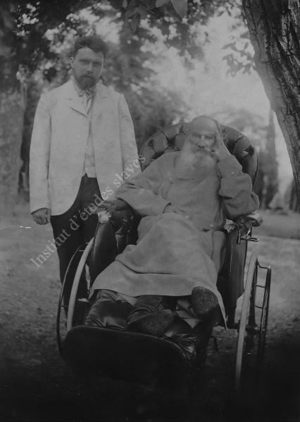 Fiche détaillée de la photo : L.N. Tolstoï en fauteuil roulant dans l'album : Portraits-individuels