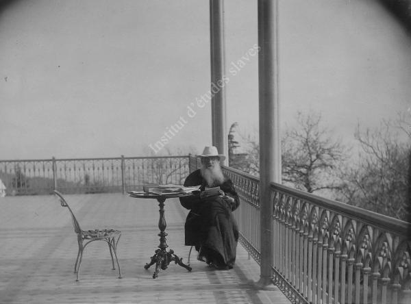 Fiche détaillée de la photo : L.N. Tolstoï lisant sur la terrasse du domaine de Gaspra dans l'album : Portraits-individuels
