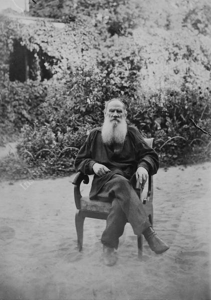 Fiche détaillée de la photo : L.N. Tolsto&iuml; assis dans le jardin dans l'album : Representations-de-Leon-Tolstoi