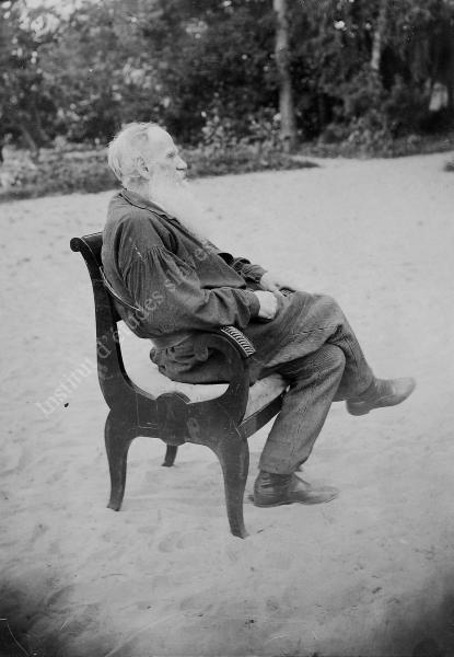 Fiche détaillée de la photo : L.N. Tolsto&iuml; assis dans le jardin dans l'album : Representations-de-Leon-Tolstoi